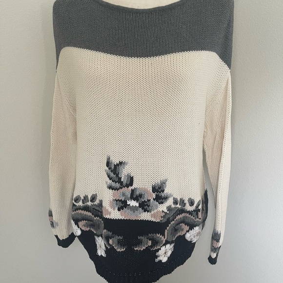 Women's Colorblock Floral Sweater - Picture 2 of 8